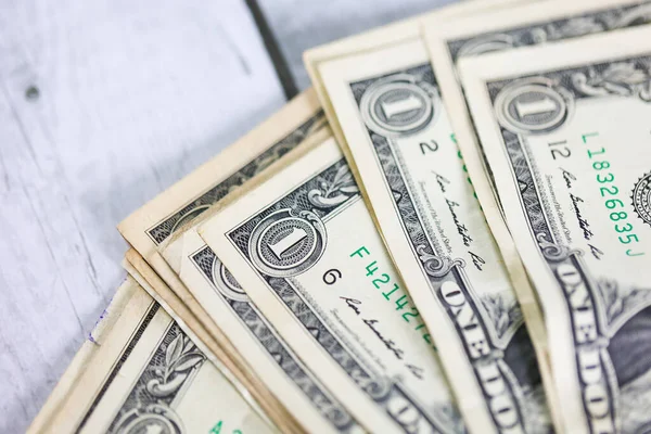 Para geçmişini dolar banknotlarıyla kapatın. Ekonomi ve finans kavramı.