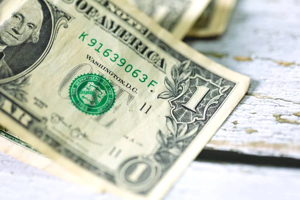 Para geçmişini dolar banknotlarıyla kapatın. Ekonomi ve finans kavramı.