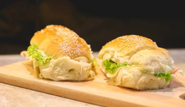 Susamlı sandviç, hindi göğsü, mozzarella peyniri, marul, domates ve baharatlı mayonez. 