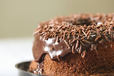 Çikolatalı pasta ve çikolata parçacıkları ile süslenmiş.