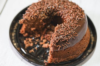 Çikolatalı pasta ve çikolata parçacıkları ile süslenmiş.