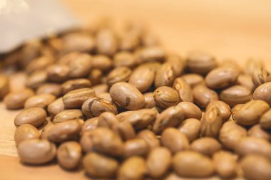 Tahtada çiğ fasulye. Yakın plan fotoğraf.. 