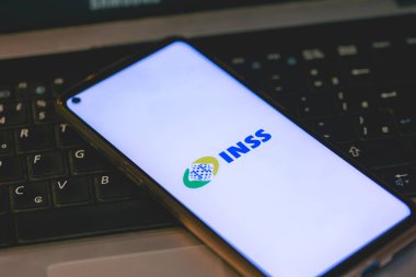 Brasilia, Federal Bölge, Brezilya - Nisan 2023. Ekranında INSS logosu olan cep telefonu. Brezilya Portekizcesinde Ulusal Sosyal Güvenlik Enstitüsü. 