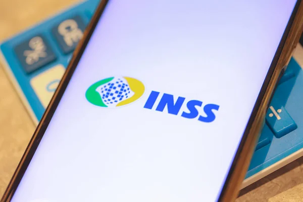 Brasilia, Federal Bölge, Brezilya - Nisan 2023. Ekranında INSS logosu olan cep telefonu. Brezilya Portekizcesinde Ulusal Sosyal Güvenlik Enstitüsü. 