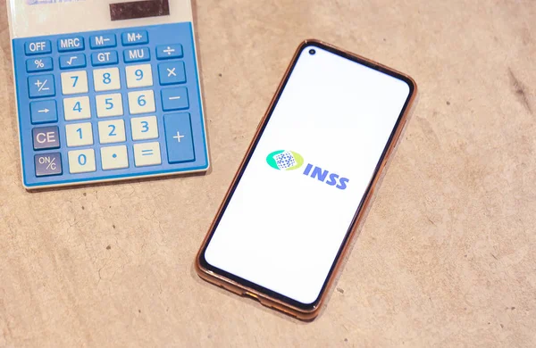 Brasilia, Federal Bölge, Brezilya - Nisan 2023. Ekranında INSS logosu olan cep telefonu. Brezilya Portekizcesinde Ulusal Sosyal Güvenlik Enstitüsü. 