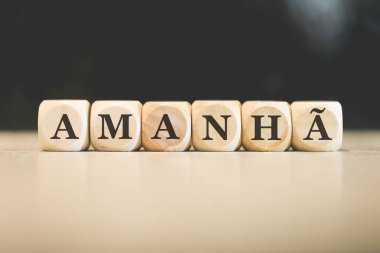 Yarın Brezilya Portekizcesi 'nde tahta küplere yazılmış bir yazı var. Siyah arkaplan. 