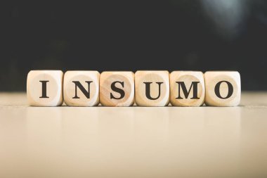 Brezilya Portekizcesi 'nde tahtadan küplere yazılmış bir yazı. Siyah arkaplan. 