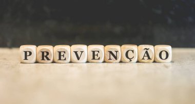 Brezilya Portekizcesi 'nde tahta küplere yazılmış bir yazı var. Siyah arkaplan. 