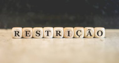 Brezilya Portekizcesi 'nde tahta küplere yazılmış bir yazıt var. Siyah arkaplan. 