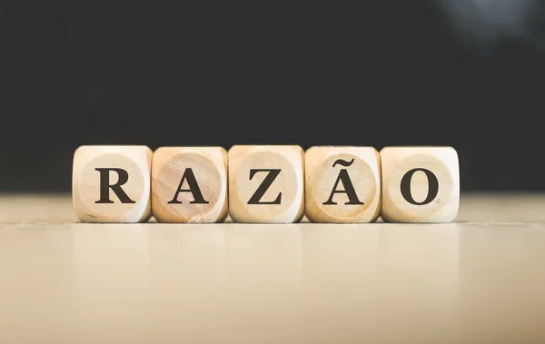 Слово Reason Бразильском Португальском Языке Написано Деревянных Кубиках Чёрный Фон — стоковое фото