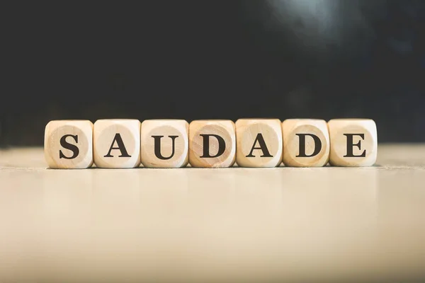 Palavra Longing Português Brasil Escrita Cubos Madeira Fundo Preto — Fotografia de Stock