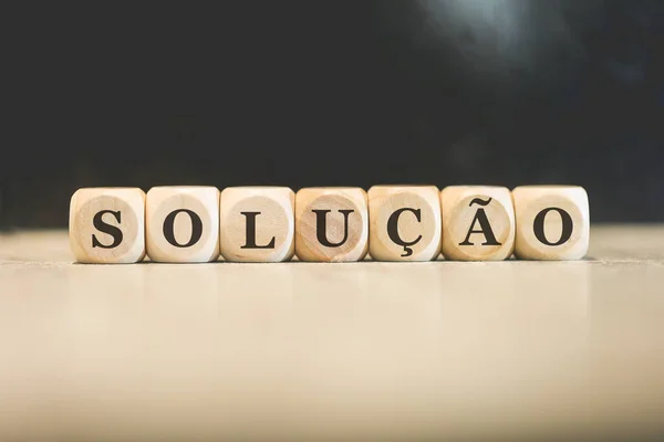 木製のキューブに書かれたブラジルポルトガル語でソリューションという言葉 黒の背景 — ストック写真