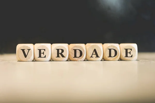 Palavra Verdadeiro Português Brasil Escrita Cubos Madeira Fundo Preto — Fotografia de Stock