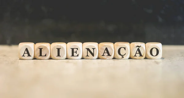 Слово Alienation Бразильском Португальском Языке Написано Деревянных Кубиках Чёрный Фон — стоковое фото