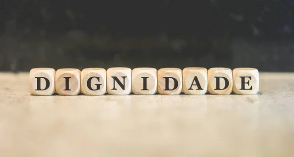 Słowo Dignity Brazylijskim Portugalskim Napisane Drewnianych Kostkach Czarne Tło — Zdjęcie stockowe