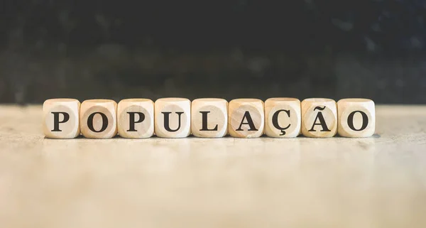 Napis Population Języku Brazylijskim Napisany Drewnianych Kostkach Czarne Tło — Zdjęcie stockowe