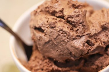 Beyaz kasede çikolatalı dondurma ve kompozisyonda çikolatalı gofret. Yakın plan fotoğraf..