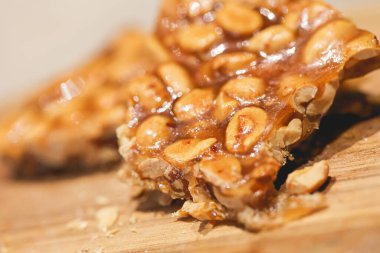 Tahtada tatlı fıstık şekeri.