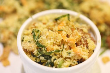 Pastırma, lahana ve havuçlu Brezilya farofası. Brezilya yemekleri..  