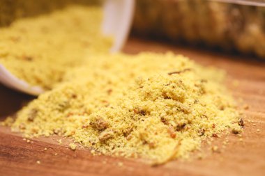 Pastırma, lahana ve havuçlu Brezilya farofası. Brezilya yemekleri..  