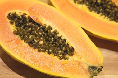 Tahtadaki dilimlenmiş papaya 'nın yakın plan görüntüsü