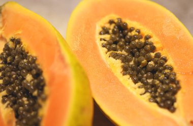 Tahtadaki dilimlenmiş papaya 'nın yakın plan görüntüsü