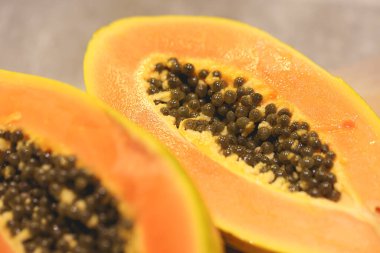 Tahtadaki dilimlenmiş papaya 'nın yakın plan görüntüsü