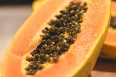 Tahtadaki dilimlenmiş papaya 'nın yakın plan görüntüsü