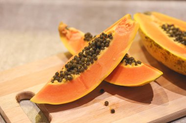 Tahtadaki dilimlenmiş papaya 'nın yakın plan görüntüsü