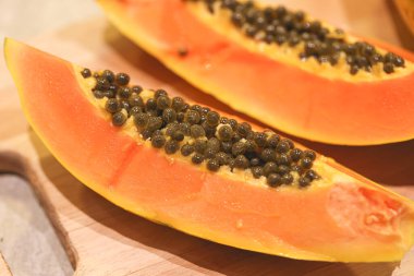 Tahtadaki dilimlenmiş papaya 'nın yakın plan görüntüsü