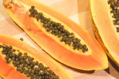 Tahtadaki dilimlenmiş papaya 'nın yakın plan görüntüsü