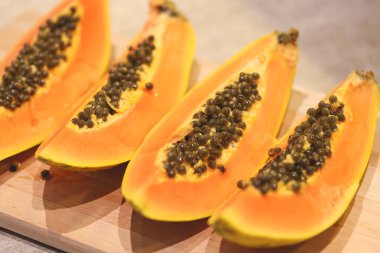 Tahtadaki dilimlenmiş papaya 'nın yakın plan görüntüsü