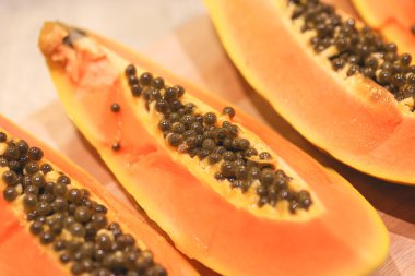Tahtadaki dilimlenmiş papaya 'nın yakın plan görüntüsü