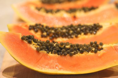 Tahtadaki dilimlenmiş papaya 'nın yakın plan görüntüsü