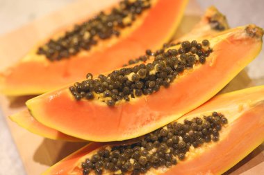 Tahtadaki dilimlenmiş papaya 'nın yakın plan görüntüsü