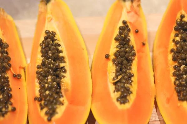 Nahaufnahme Von Aufgeschnittener Papaya Auf Holzbrett — Stockfoto