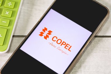 Braslia, Federal Bölge, Brezilya - 14 Mart 2023: Brezilyalı Copel şirketinin logosu bir cep telefonunun ekranında 