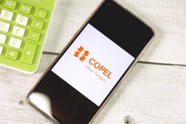 Braslia, Federal Bölge, Brezilya - 14 Mart 2023: Brezilyalı Copel şirketinin logosu bir cep telefonunun ekranında 