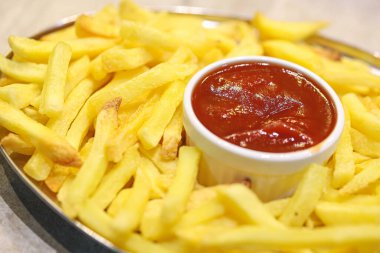 Lezzetli patates kızartması ketçaplı, yakın çekim manzaralı.