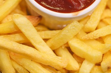 Lezzetli patates kızartması ketçaplı, yakın çekim manzaralı.