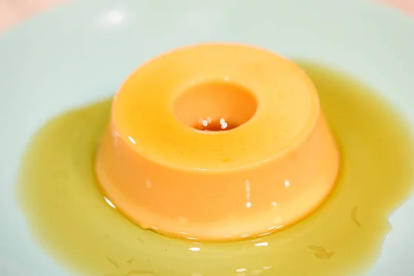 Ein Kleiner Pudding Auf Einem Grünen Dessertteller Brasilianisches Dessert Auf — Stockfoto