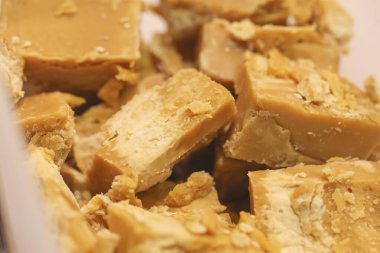 Plastik bir tencerenin içindeki şeker kamışından Rapadura. Brezilya yemeği, tatlı..