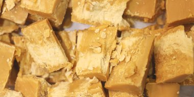 Plastik bir tencerenin içindeki şeker kamışından Rapadura. Brezilya yemeği, tatlı..