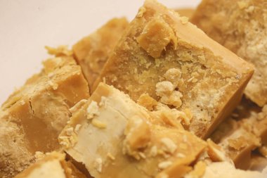 Plastik bir tencerenin içindeki şeker kamışından Rapadura. Brezilya yemeği, tatlı..