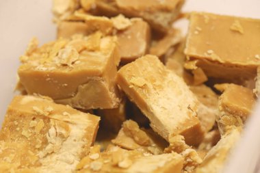 Plastik bir tencerenin içindeki şeker kamışından Rapadura. Brezilya yemeği, tatlı..