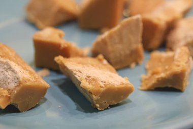 Tatlı tabağında servis edilen şeker kamışından tatlı Rapadura. Brezilya yemeği, tatlı..