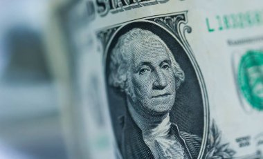 Para geçmişini dolar banknotlarıyla kapatın. Ekonomi ve finans kavramı.