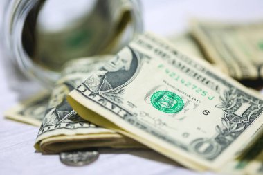 Para geçmişini dolar banknotlarıyla kapatın. Ekonomi ve finans kavramı.