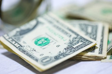 Para geçmişini dolar banknotlarıyla kapatın. Ekonomi ve finans kavramı.