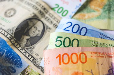 Arjantin pezosu ve Amerika Birleşik Devletleri dolarları. Ekonomi ve finans.